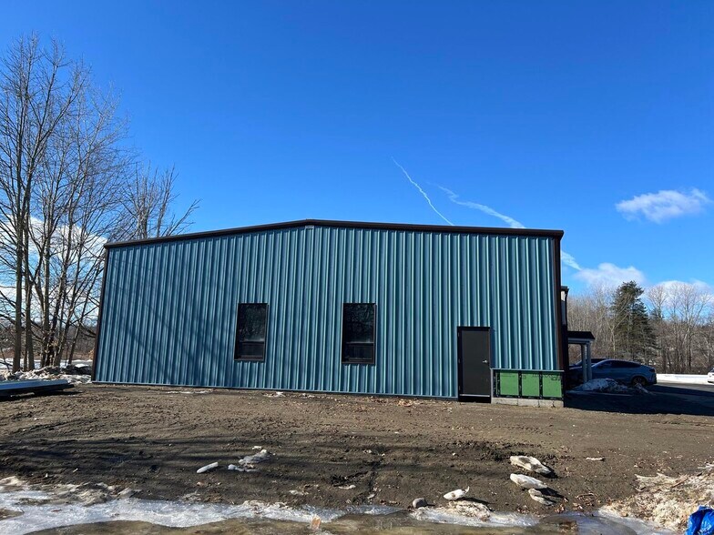 More Photos Of 574 Hudson River Rd, Waterford Warehouse For Lease