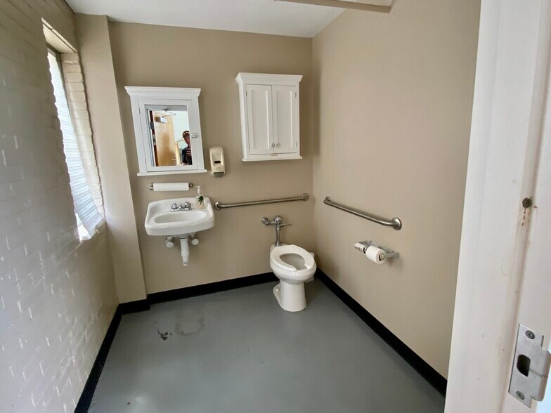 More Photos Of 201 N Main St, Catawba Warehouse For Lease