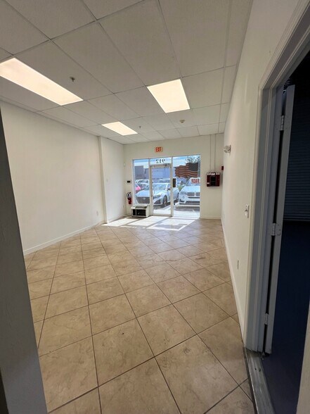 More Photos Of 3945 Tollhouse Dr, Naples Warehouse For Lease