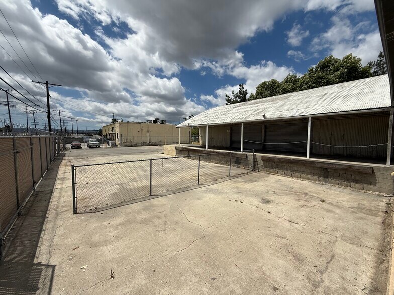 More Photos Of 7435 Deering Ave, Canoga Park Warehouse For Lease