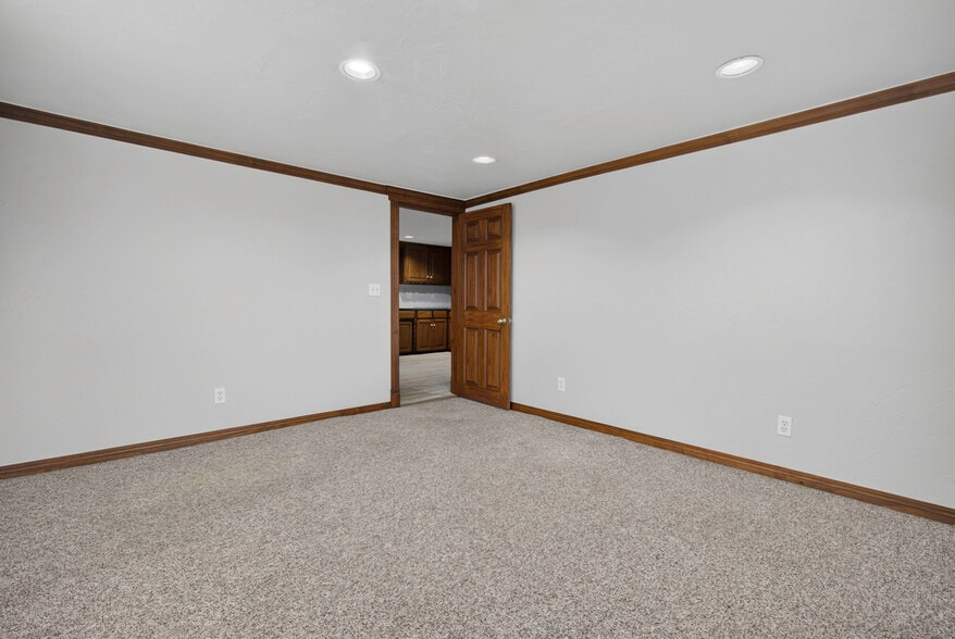 More Photos Of 2127 SE 44th St, Oklahoma City Service For Sale