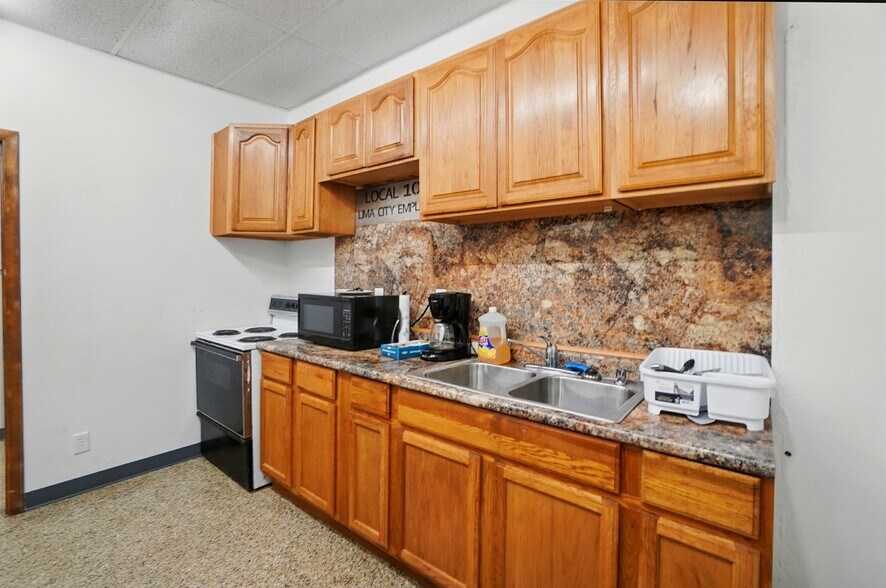 More Photos Of 1007 N Center St, Lima Light Distribution For Sale