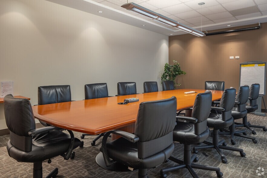 More Photos Of 200 S Wacker Dr, Chicago Coworking Space