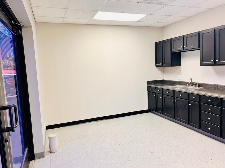 More Photos Of 163 Business Park Dr, Lebanon Light Manufacturing For Lease