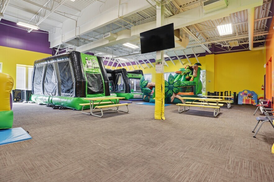 More Photos Of 23520 Overland Dr, Sterling Unknown For Lease