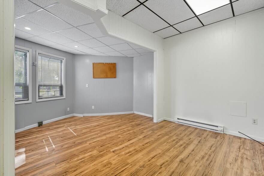 More Photos Of 218 Saint James Blvd, Springfield Storefront Retail Office For Lease