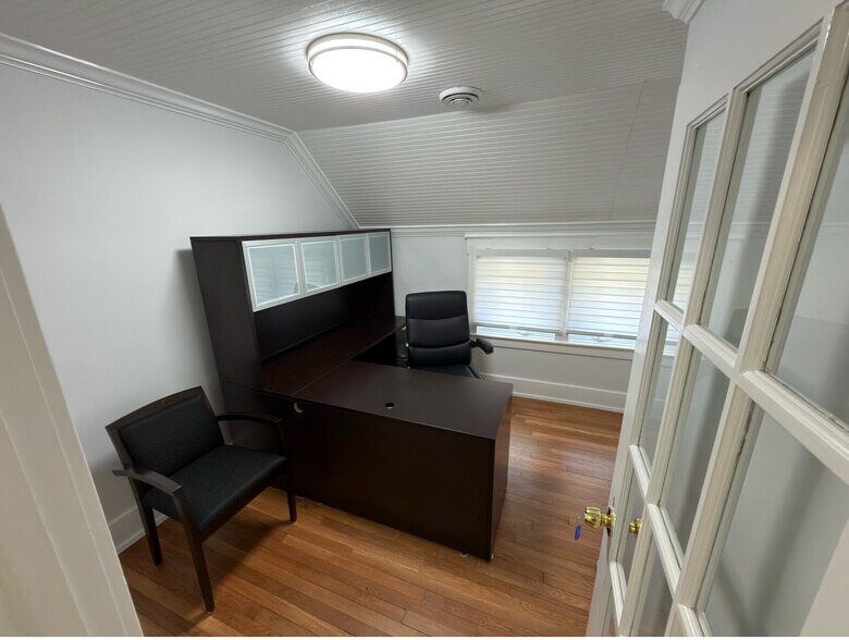 More Photos Of 2520 Rochester Rd, Royal Oak Office For Lease