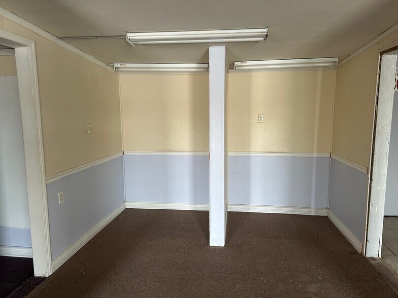 More Photos Of 109 SW 11th St, Lawton Light Distribution For Sale