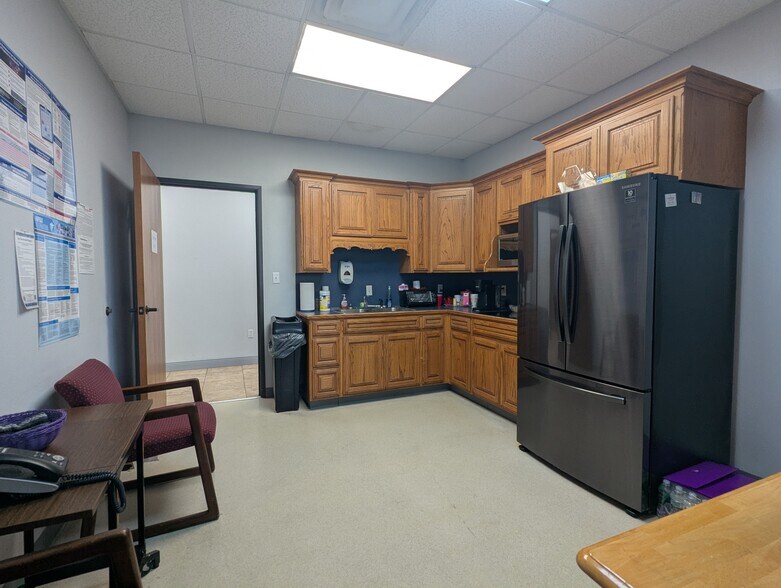 More Photos Of 8109 Smith Rd, Beaumont Office For Sale