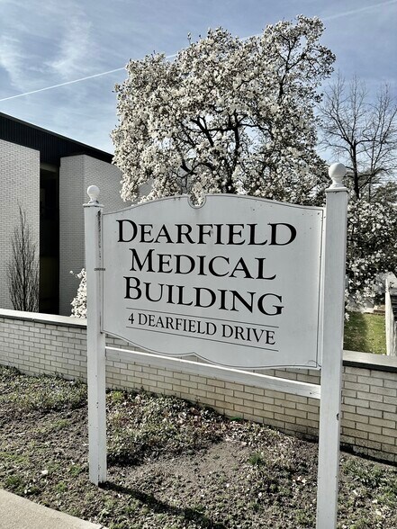 More Photos Of 4 Dearfield Dr, Greenwich Medical For Lease