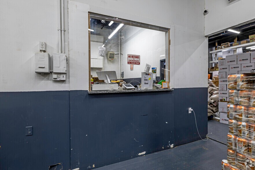 More Photos Of 830 Barry St, Bronx Warehouse For Lease