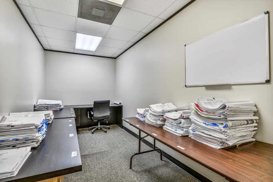 More Photos Of 2401 Parkwood Ave, Friendswood Office For Sale