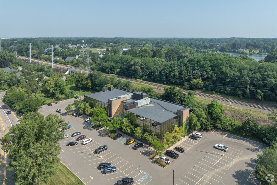 More Photos Of 300 E Long Lake Rd, Bloomfield Hills Office For Sale
