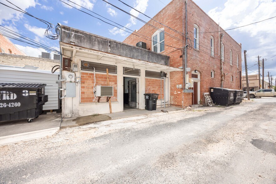 More Photos Of 1118 18th St, Hondo Storefront For Sale