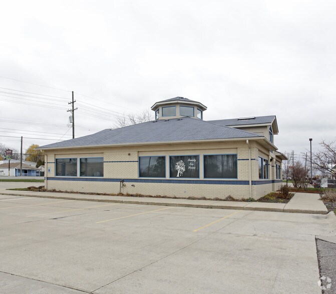 More Photos Of 48646 Gratiot Ave, New Baltimore Office For Sale