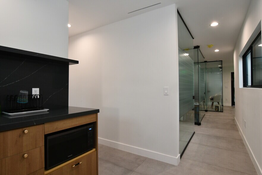 More Photos Of 1104 S Robertson Blvd, Los Angeles Office For Lease