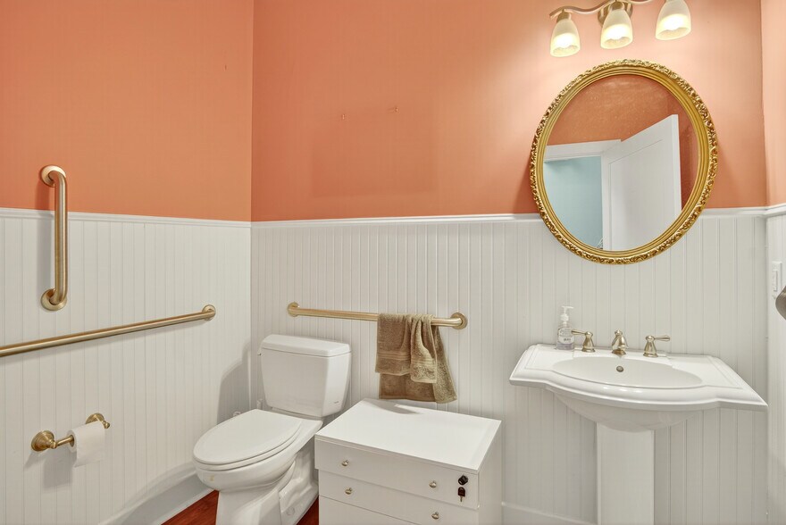 More Photos Of 115 E Market St, Warrenton Office For Lease