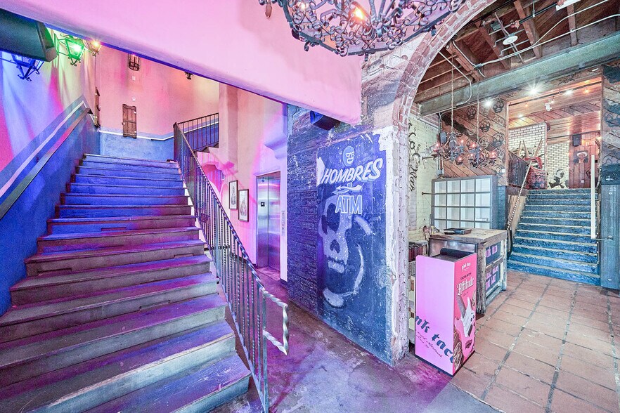 More Photos Of 8225 W Sunset Blvd, West Hollywood Restaurant For Lease