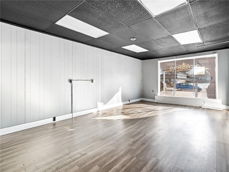 More Photos Of 2291 W Shore Rd, Warwick Showroom For Sale