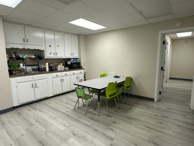 More Photos Of 1401 Applewood Dr, Dalton Medical For Lease