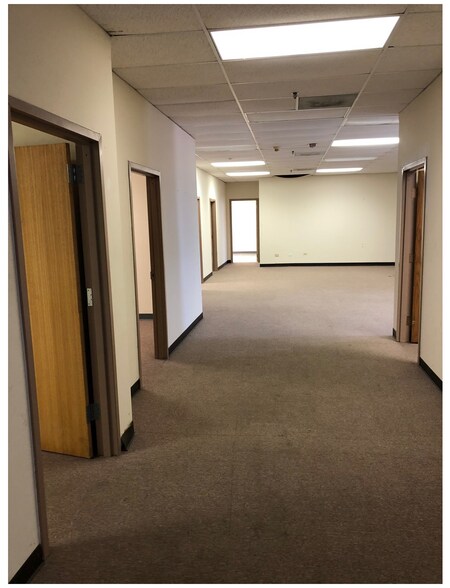 More Photos Of 2101-2115 Tempel Dr, Libertyville Warehouse For Sale