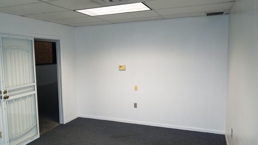 More Photos Of 2800-2826 Banwick Rd, Columbus Light Distribution For Lease