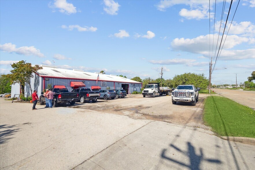 More Photos Of 615 Texas Ave, Webster Warehouse For Sale