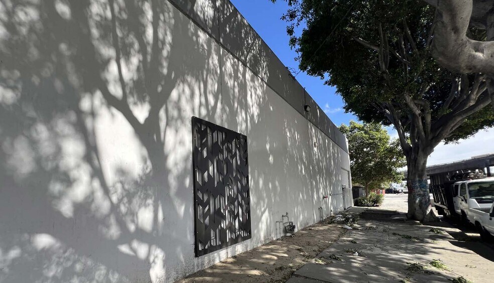 More Photos Of 1609-1611 E 15th St, Los Angeles Warehouse For Sale