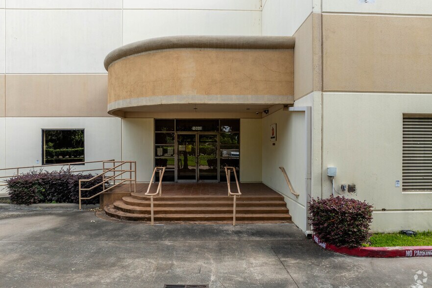 More Photos Of 10660 Fallstone Rd, Houston Manufacturing For Sale