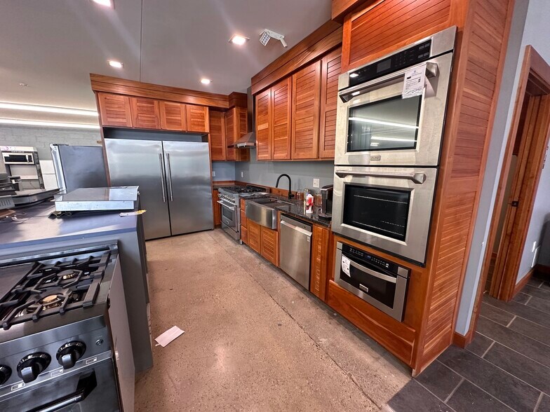 More Photos Of 1623-1635 Chicago Dr SW, Grand Rapids Freestanding For Lease