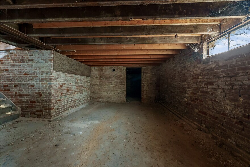 More Photos Of 809 Hall St, Saint Joseph Hospitality For Sale