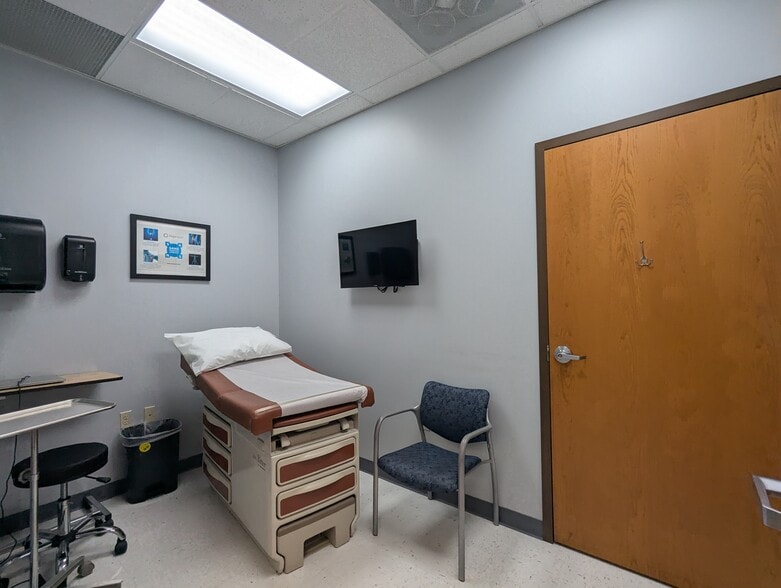 More Photos Of 7133 W 95th St, Overland Park Medical For Lease