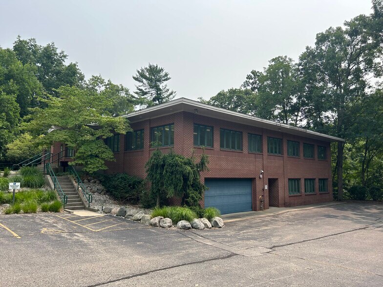 More Photos Of 1428 44th St SW, Grand Rapids Office For Lease