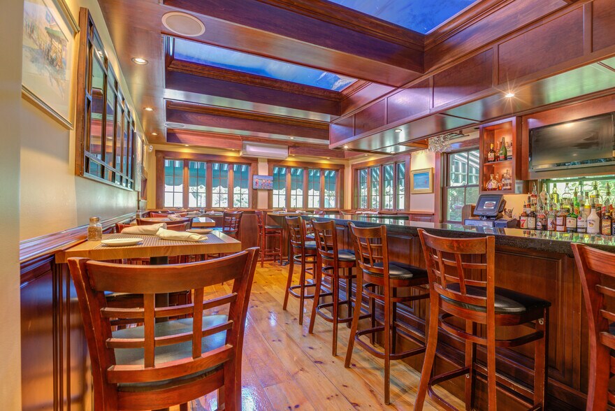 More Photos Of 200 Shore Rd, Ogunquit Restaurant For Sale