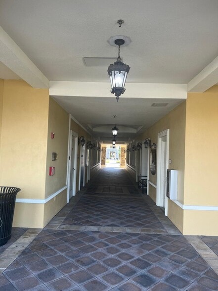 More Photos Of 13538 Village Park Dr, Orlando Office Residential For Lease