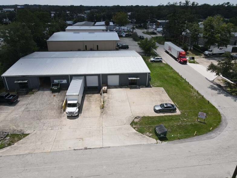 More Photos Of 748 Commerce Cir, Longwood Warehouse For Lease