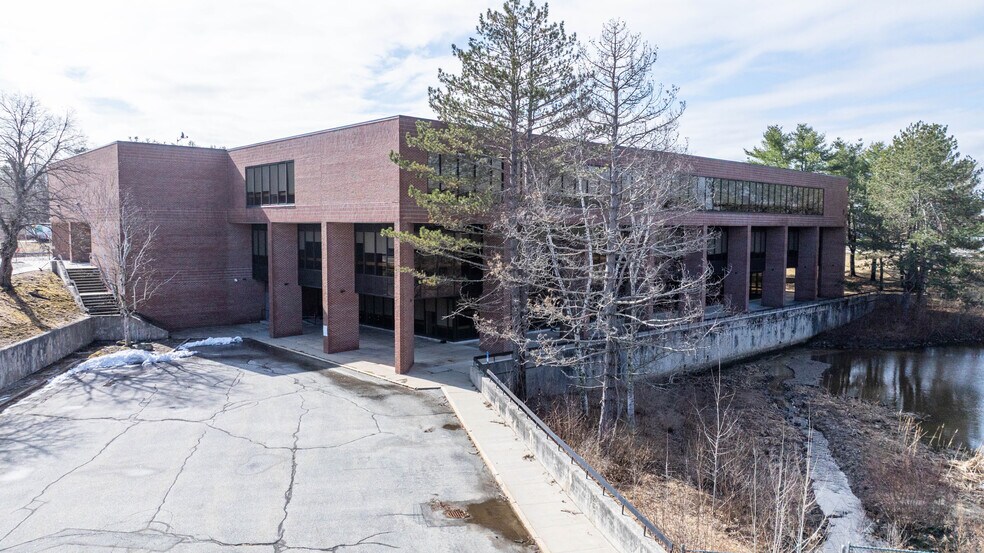 More Photos Of 5 Davis Farm Rd, Portland Office For Sale