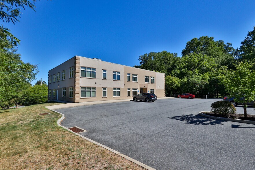 More Photos Of 1425 Mountain Dr N, Bethlehem Office For Lease