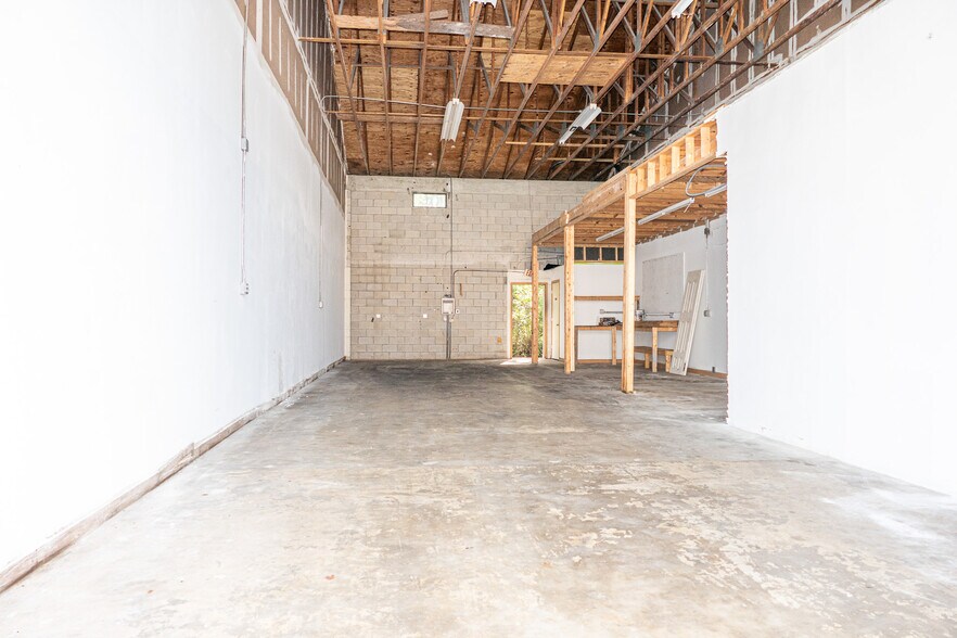 More Photos Of 1053 SE Holbrook Ct, Port Saint Lucie Warehouse For Lease