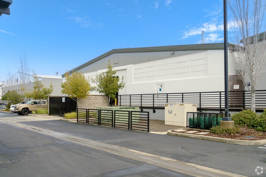 More Photos Of 5027 Roberts Ave, Mcclellan Flex For Lease