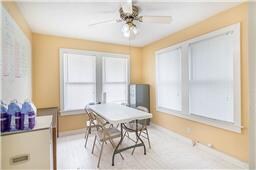 More Photos Of 207 W Montgomery St, Willis Office For Lease