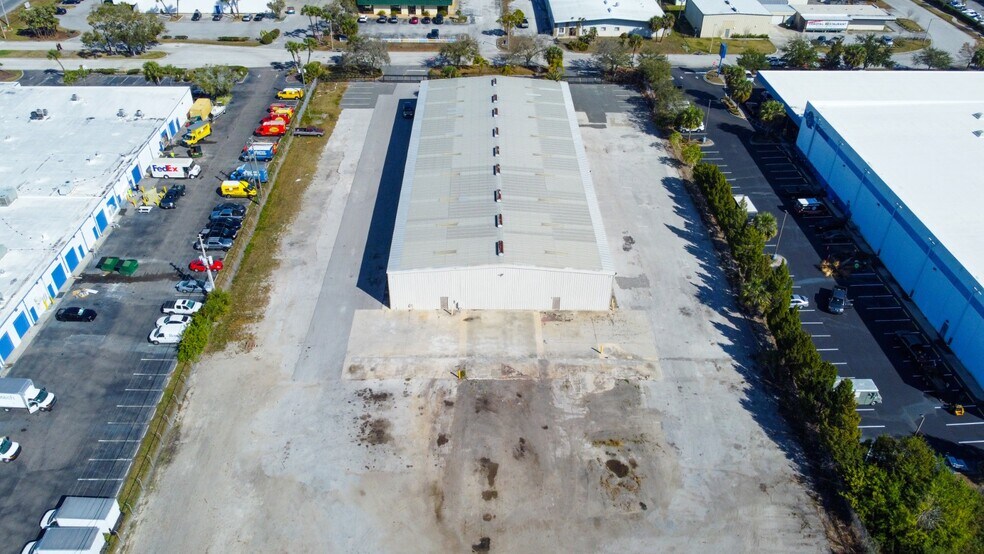 More Photos Of 8810 Enterprise Blvd, Largo Warehouse For Lease