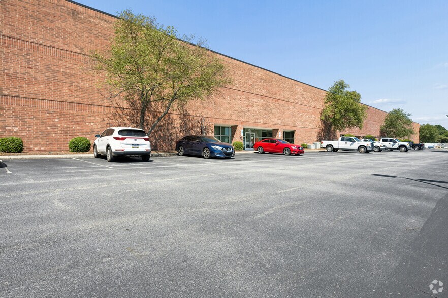 More Photos Of 6348 Burnt Poplar Rd, Greensboro Warehouse For Lease