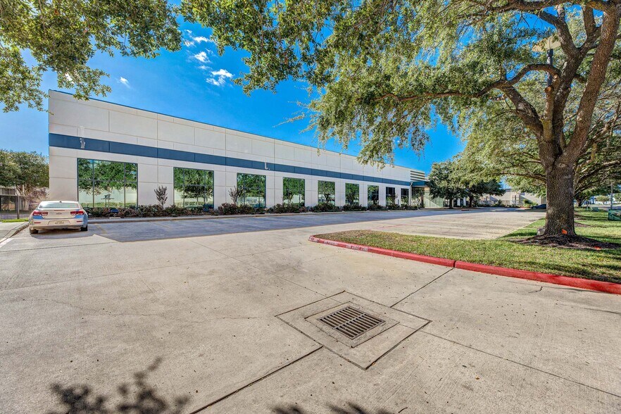 More Photos Of 16503 Air Center Blvd, Houston Warehouse For Lease