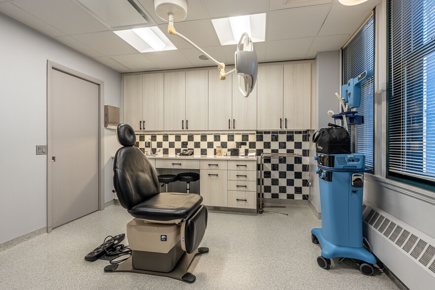 More Photos Of 111 N Wabash Ave, Chicago Office For Sale