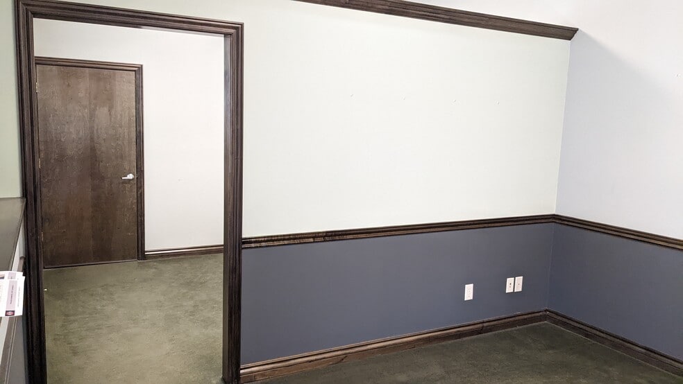 More Photos Of 621-633 N Kessler St, Wichita Showroom For Lease