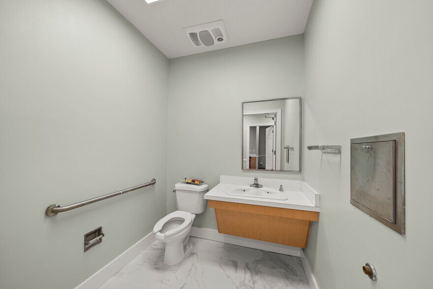 More Photos Of 2567 Huntcliff Ln, Panama City Medical For Lease