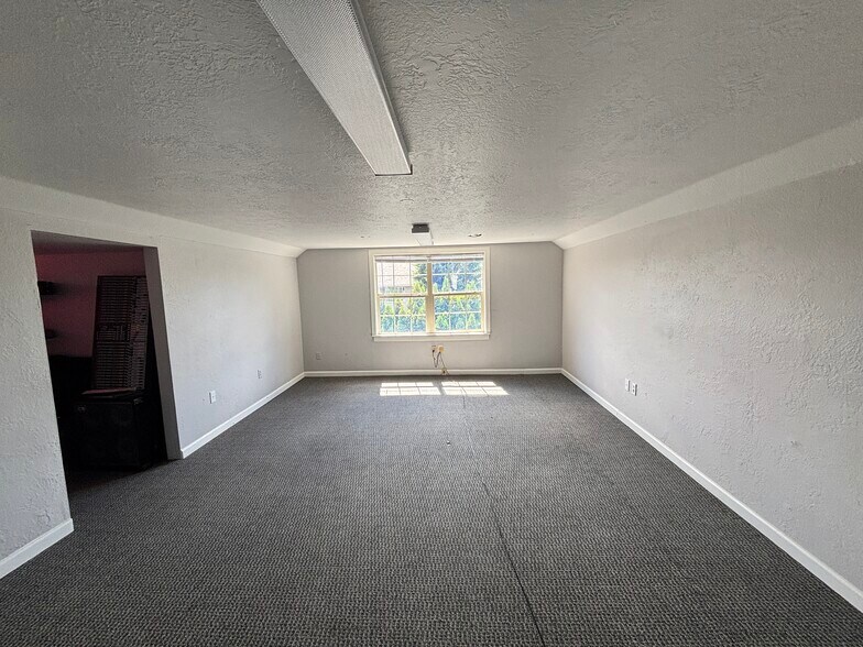 More Photos Of 4131 River Rd N, Salem Freestanding For Lease