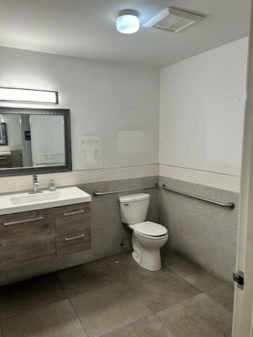 More Photos Of 7008 Owensmouth Ave, Canoga Park Office For Lease