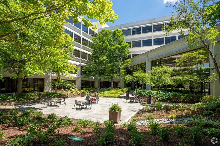 More Photos Of 2211-2215 S York Rd, Oak Brook Office For Lease